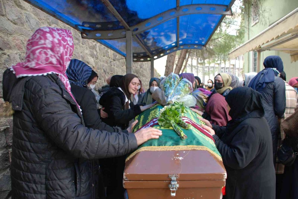 Konya'daki otobüs kazasında can vermişti! Milli sporcu Nazan Uysal İzmir'de toprağa verildi