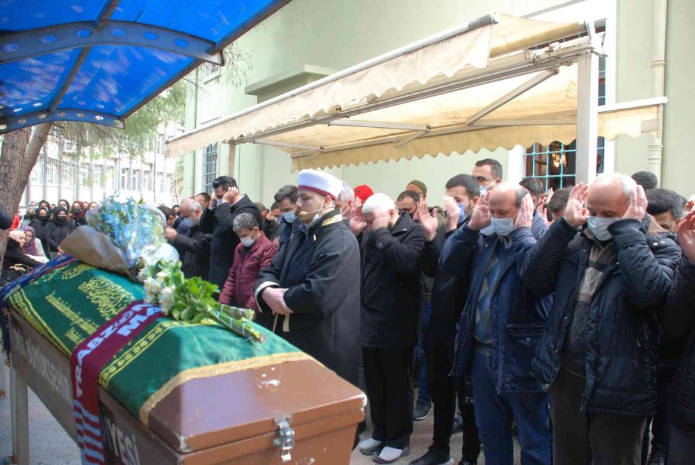 Konya'daki otobüs kazasında can vermişti! Milli sporcu Nazan Uysal İzmir'de toprağa verildi