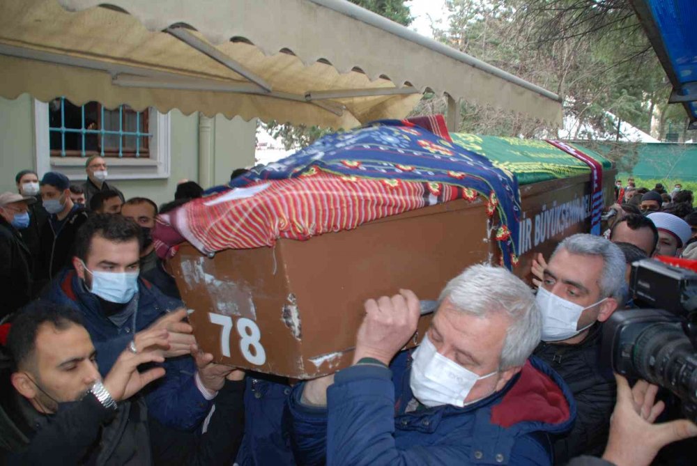 Konya'daki otobüs kazasında can vermişti! Milli sporcu Nazan Uysal İzmir'de toprağa verildi