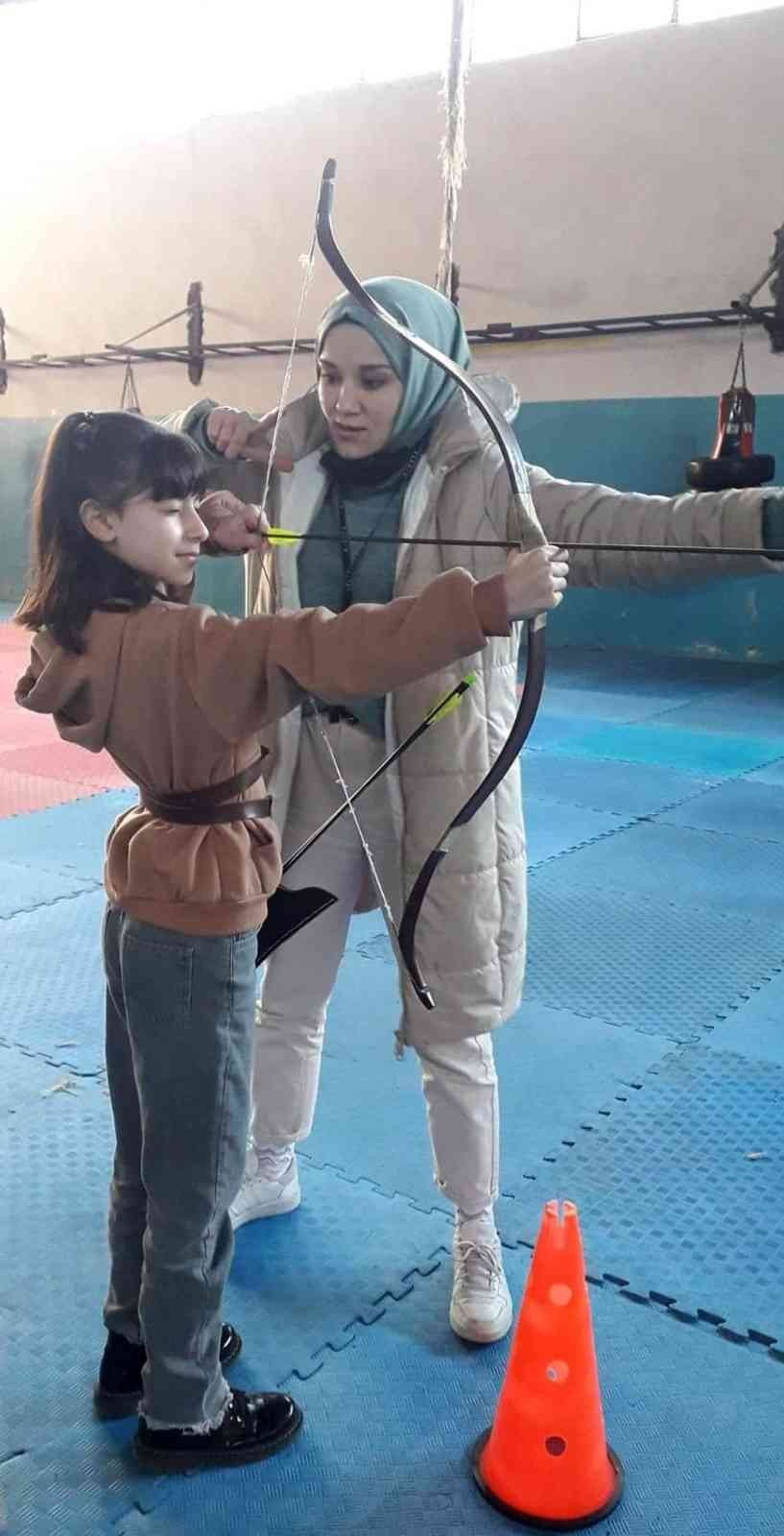 Konya'daki otobüs kazasında can vermişti! Milli sporcu Nazan Uysal İzmir'de toprağa verildi