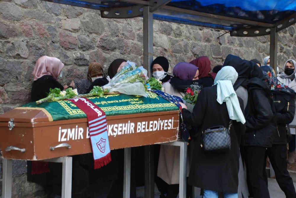 Konya'daki otobüs kazasında can vermişti! Milli sporcu Nazan Uysal İzmir'de toprağa verildi