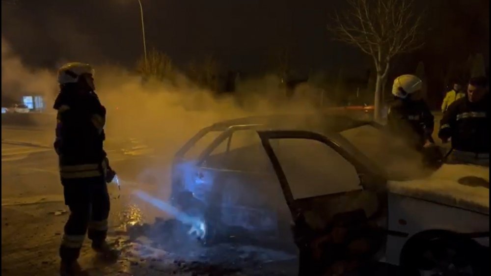 Konya’da seyir halindeki otomobil alev topuna döndü