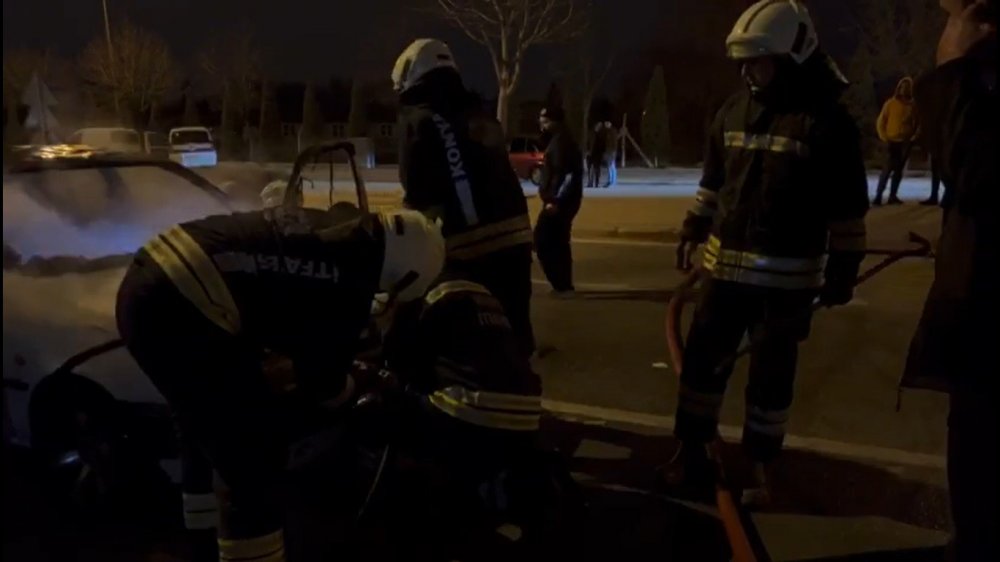 Konya’da seyir halindeki otomobil alev topuna döndü