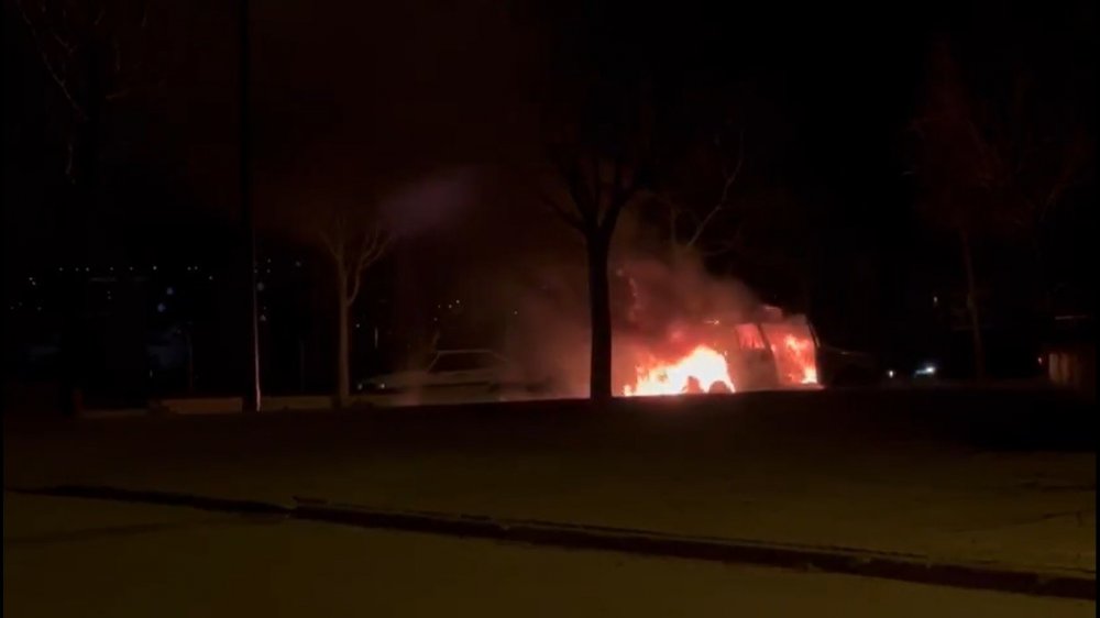 Konya’da seyir halindeki otomobil alev topuna döndü