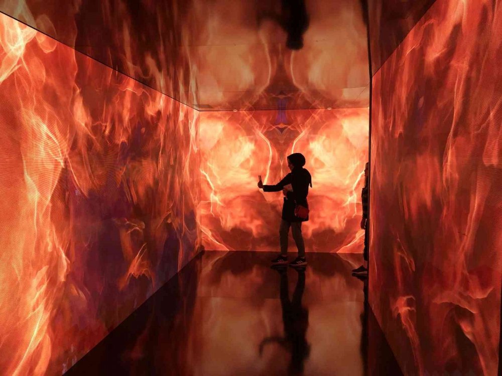 Konya'da kurulan bu tünel iklim değişikliğinin doğadaki tahribatını üç boyutla yansıtıyor