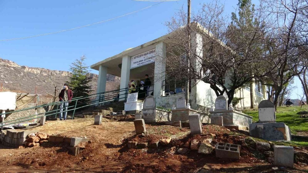 Sedyeyle gelen yürüyerek çıkıyor! İşte dünyanın her yerinden felçlilerin akın ettiği türbenin hikayesi