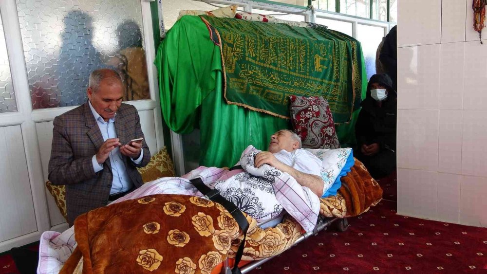 Sedyeyle gelen yürüyerek çıkıyor! İşte dünyanın her yerinden felçlilerin akın ettiği türbenin hikayesi