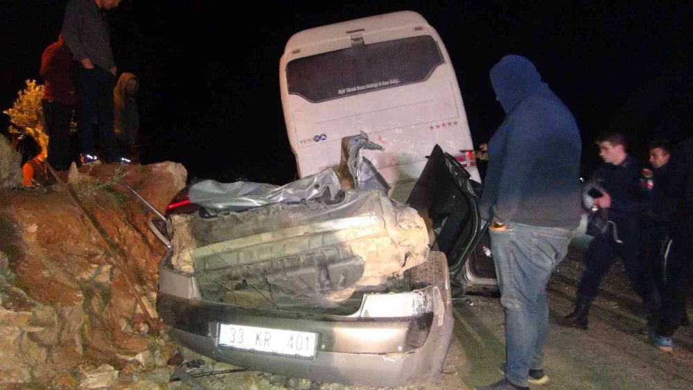 Nükleer güç santrali işçilerini taşıyan otobüs otomobilin üzerine devrildi! 1 ölü 21 yaralı