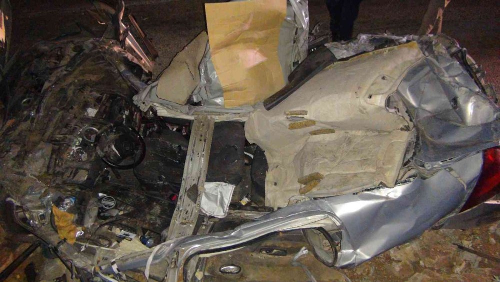 Nükleer güç santrali işçilerini taşıyan otobüs otomobilin üzerine devrildi! 1 ölü 21 yaralı