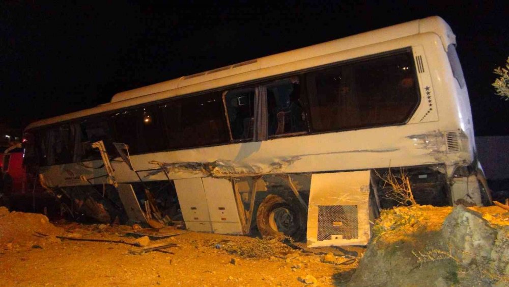 Nükleer güç santrali işçilerini taşıyan otobüs otomobilin üzerine devrildi! 1 ölü 21 yaralı
