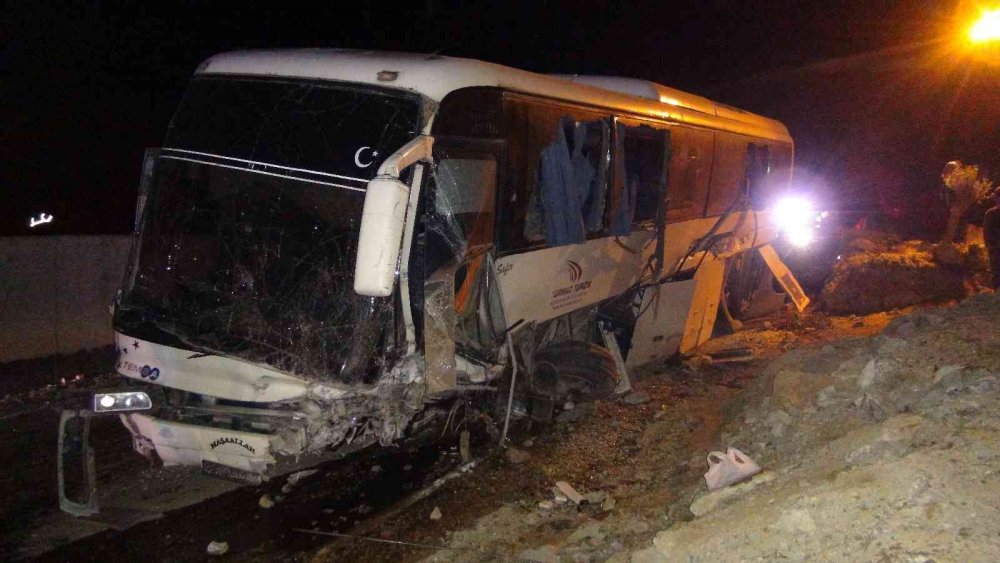 Nükleer güç santrali işçilerini taşıyan otobüs otomobilin üzerine devrildi! 1 ölü 21 yaralı