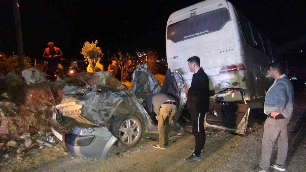 Nükleer güç santrali işçilerini taşıyan otobüs otomobilin üzerine devrildi! 1 ölü 21 yaralı