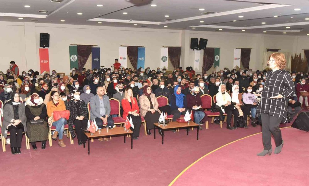 Karatay Belediyesi eğitim üyeleriyle aileleri buluşturuyor