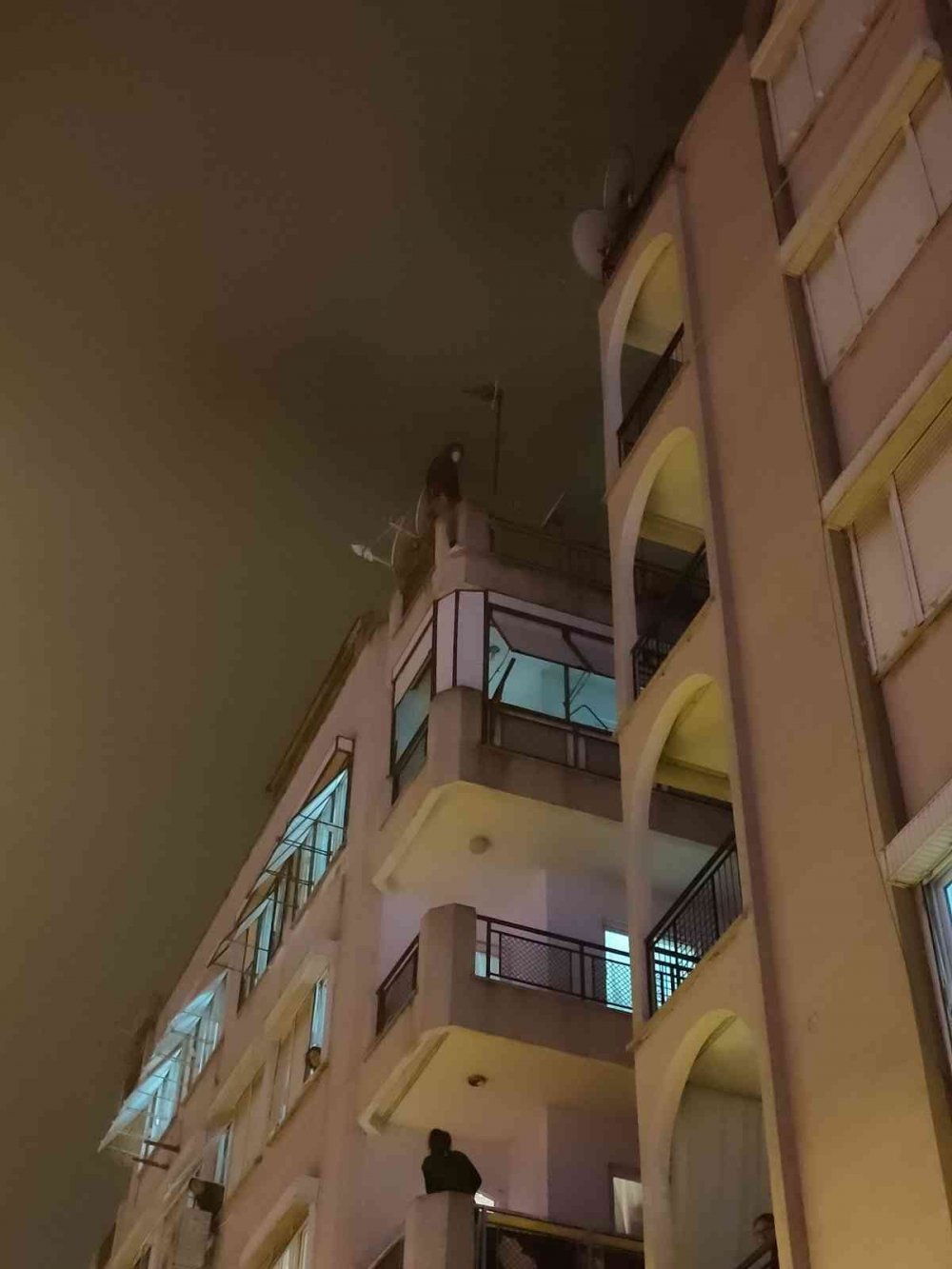 Gençliğin hali vahim! Sevgilisi telefonda engelledi diye soluğu çatıda aldı