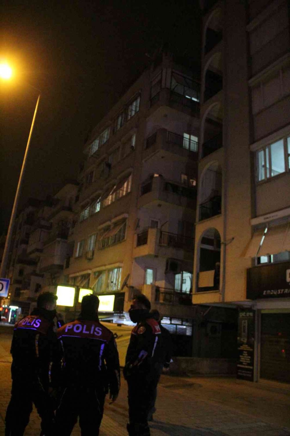 Gençliğin hali vahim! Sevgilisi telefonda engelledi diye soluğu çatıda aldı