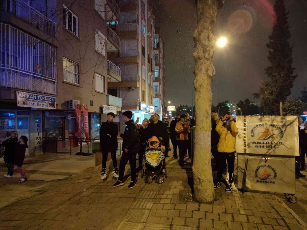 Gençliğin hali vahim! Sevgilisi telefonda engelledi diye soluğu çatıda aldı