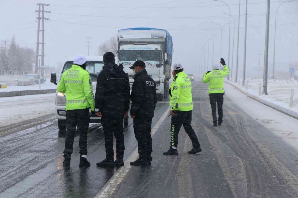 Aksaray'da yoğun kar! Konya karayolu çift yönlü trafiğe kapatıldı