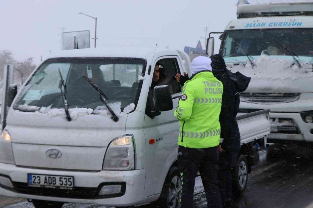 Aksaray'da yoğun kar! Konya karayolu çift yönlü trafiğe kapatıldı