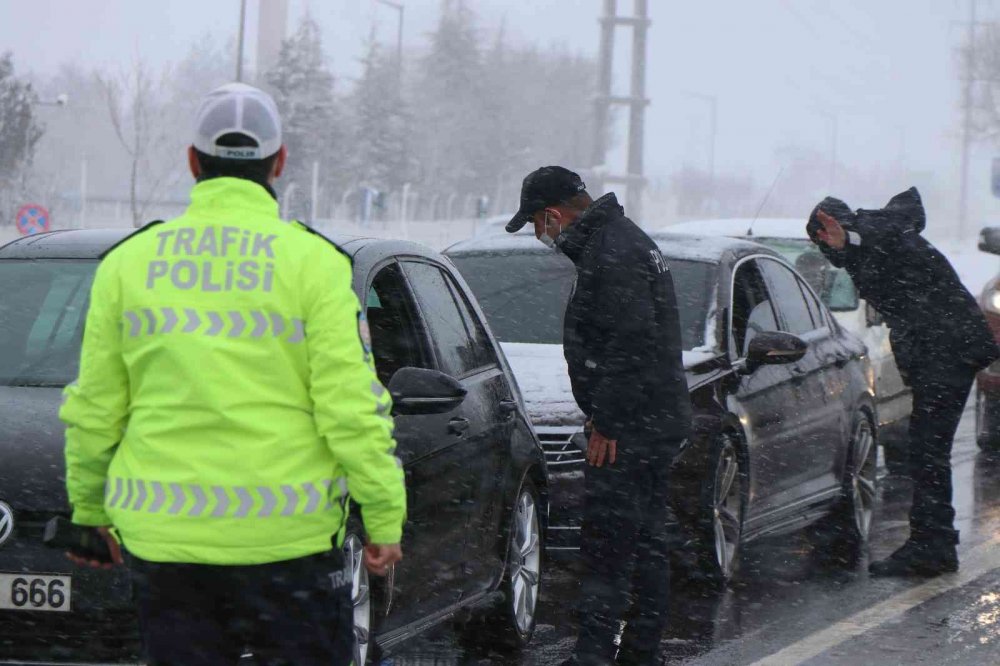 Aksaray'da yoğun kar! Konya karayolu çift yönlü trafiğe kapatıldı