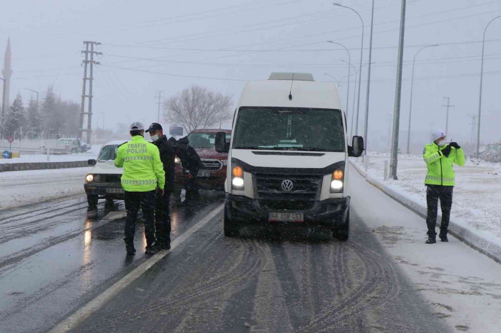 Aksaray'da yoğun kar! Konya karayolu çift yönlü trafiğe kapatıldı