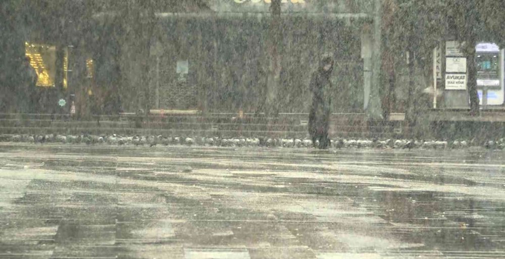 Aksaray'da yoğun kar! Konya karayolu çift yönlü trafiğe kapatıldı