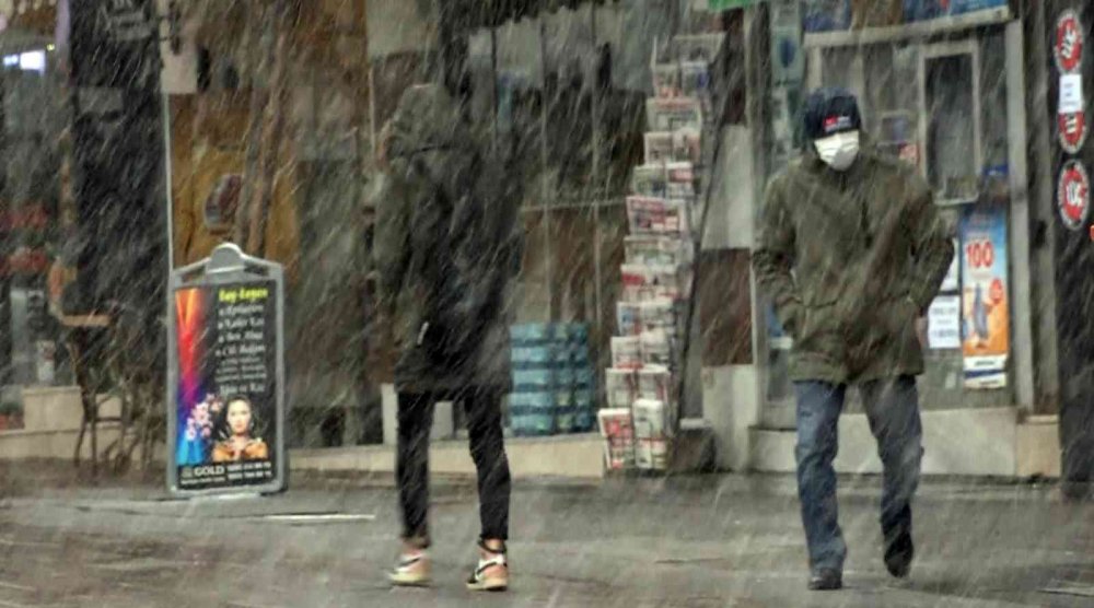 Aksaray'da yoğun kar! Konya karayolu çift yönlü trafiğe kapatıldı