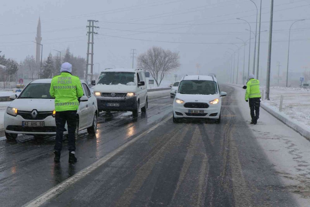 Aksaray'da yoğun kar! Konya karayolu çift yönlü trafiğe kapatıldı
