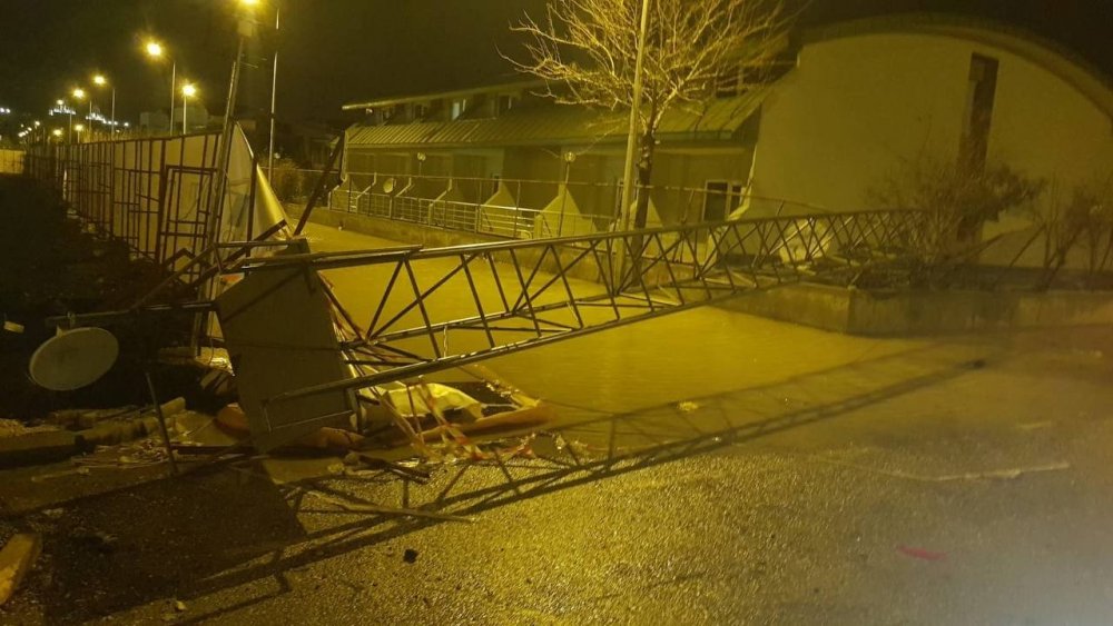 Antalya’da gece yarısı hortum dehşeti! Minare yıkıldı evler ve seralar savaş alanına döndü