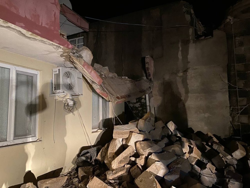 Antalya’da gece yarısı hortum dehşeti! Minare yıkıldı evler ve seralar savaş alanına döndü