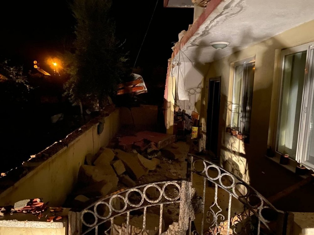 Antalya’da gece yarısı hortum dehşeti! Minare yıkıldı evler ve seralar savaş alanına döndü