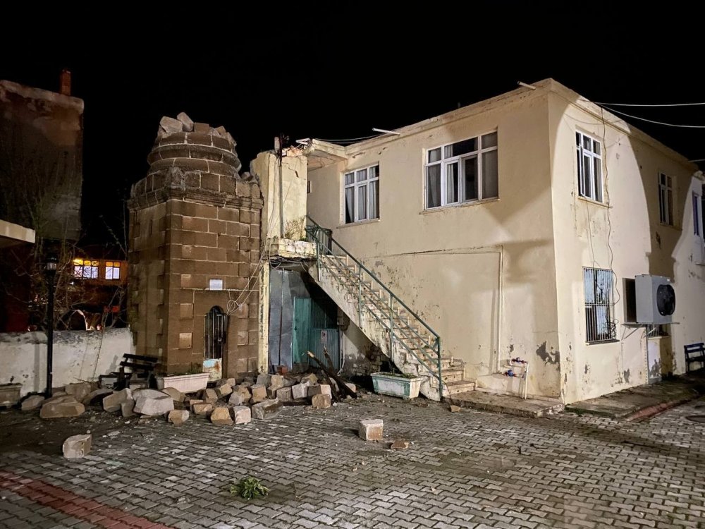 Antalya’da gece yarısı hortum dehşeti! Minare yıkıldı evler ve seralar savaş alanına döndü
