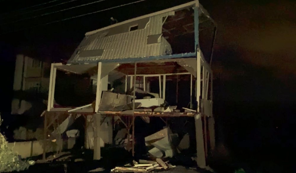 Antalya’da gece yarısı hortum dehşeti! Minare yıkıldı evler ve seralar savaş alanına döndü