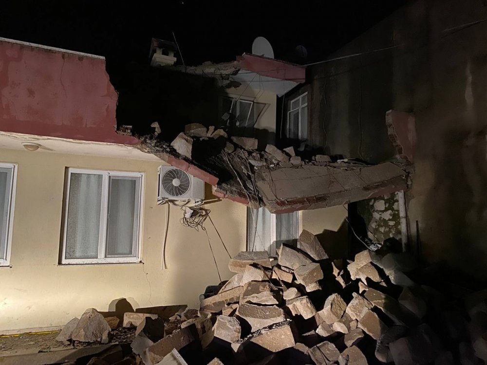 Antalya’da gece yarısı hortum dehşeti! Minare yıkıldı evler ve seralar savaş alanına döndü