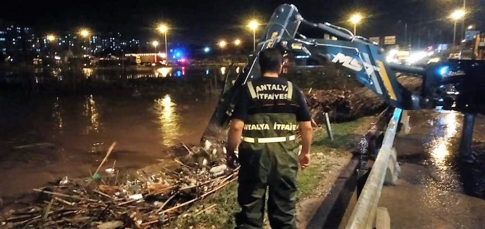Antalya'da şiddetli fırtına ve yağış hayatı felç etti!
