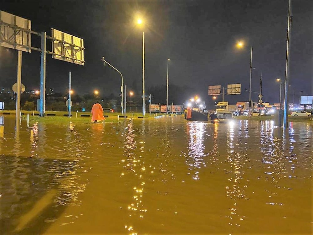 Antalya'da şiddetli fırtına ve yağış hayatı felç etti!