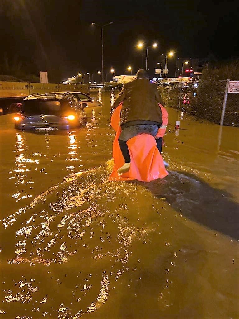 Antalya'da şiddetli fırtına ve yağış hayatı felç etti!