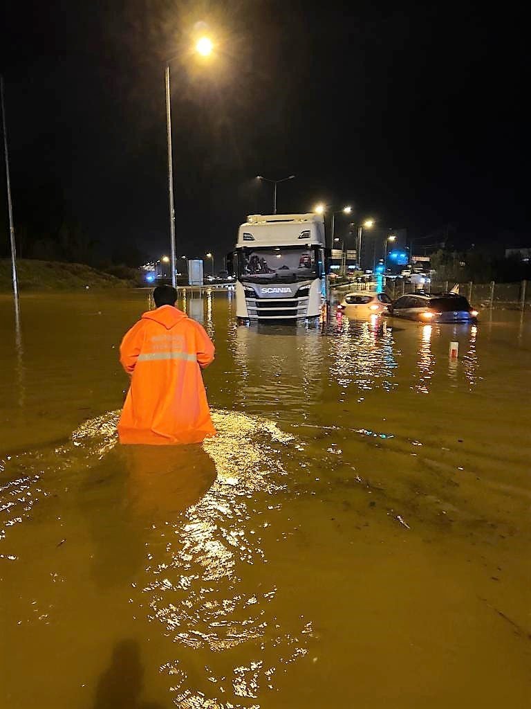 Antalya'da şiddetli fırtına ve yağış hayatı felç etti!