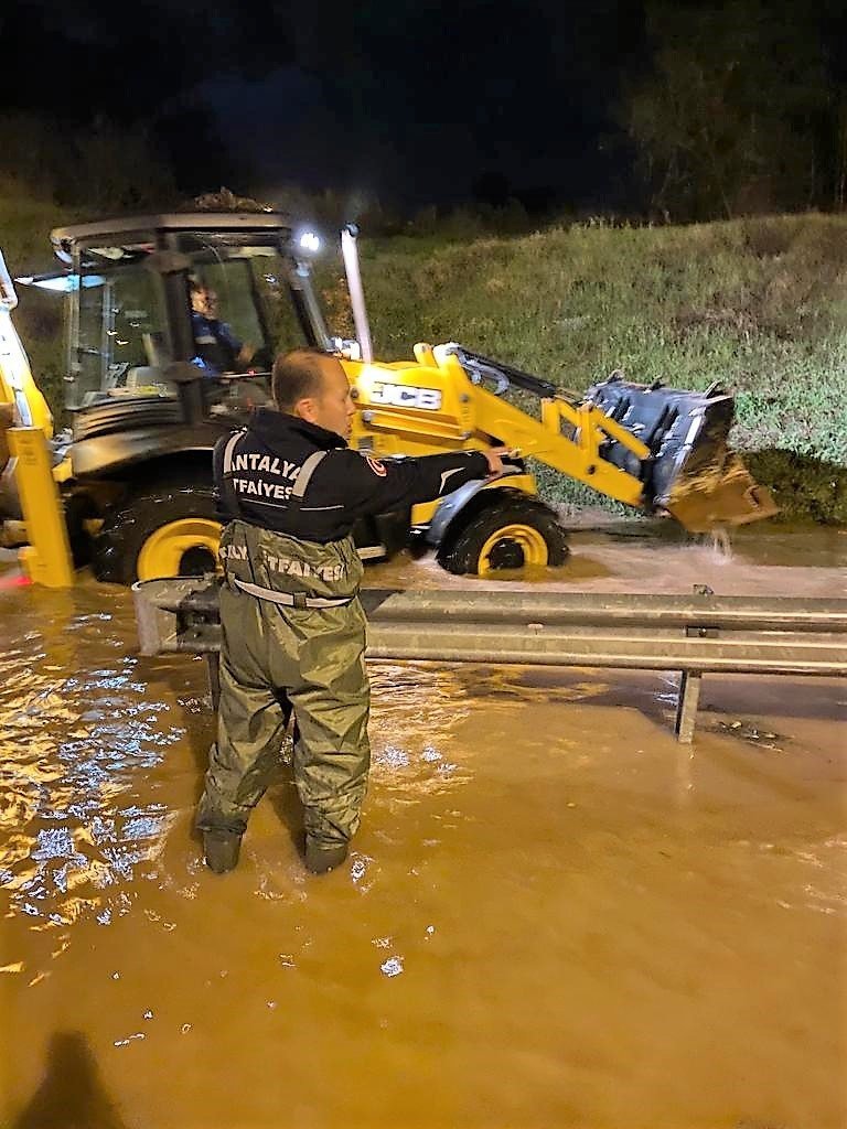 Antalya'da şiddetli fırtına ve yağış hayatı felç etti!