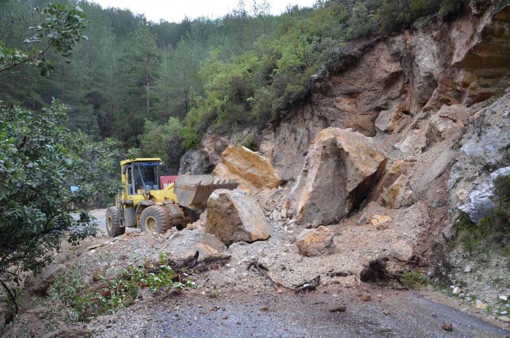 Antalya'da şiddetli fırtına ve yağış hayatı felç etti!