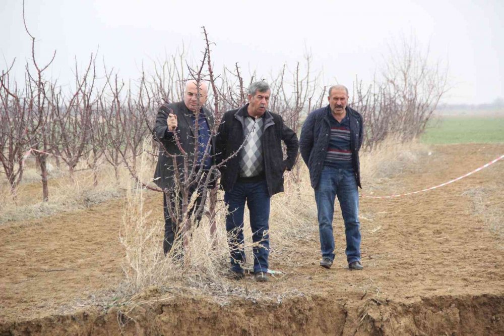 Karaman-Konya sınırında dev obruk! Elma ağaçlarını yuttu