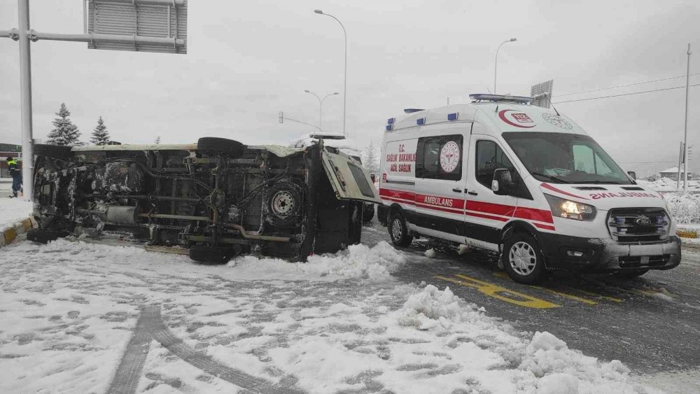 Konya’da işçi servisleri çarpıştı! Devrilen minibüste 14 işçi yaralandı