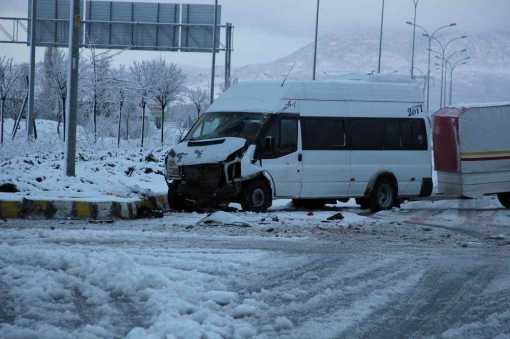 Konya’da işçi servisleri çarpıştı! Devrilen minibüste 14 işçi yaralandı
