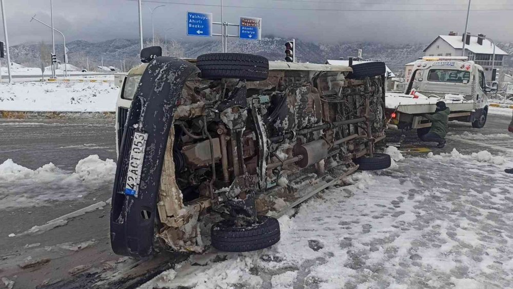 Konya’da işçi servisleri çarpıştı! Devrilen minibüste 14 işçi yaralandı