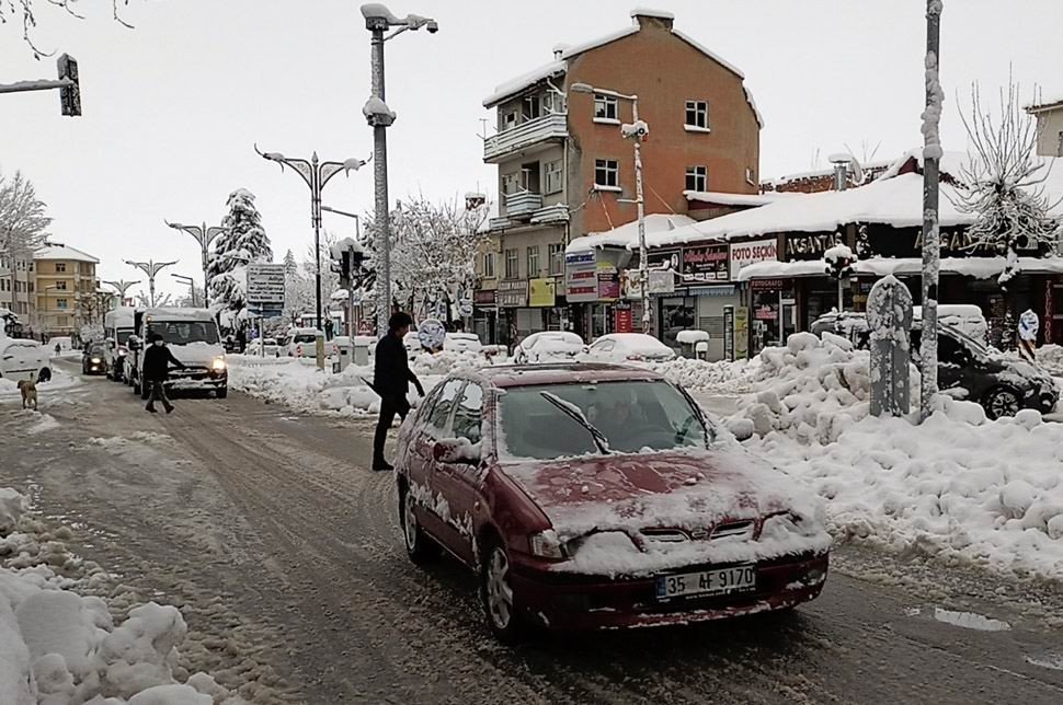 Konya’nın bir ilçesinde kar yağışı nedeniyle ağaçlar devirdi! Okullar tatil edildi