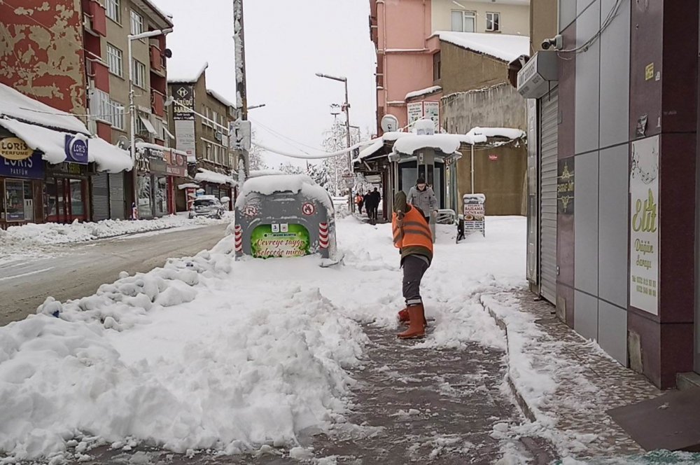Konya’nın bir ilçesinde kar yağışı nedeniyle ağaçlar devirdi! Okullar tatil edildi