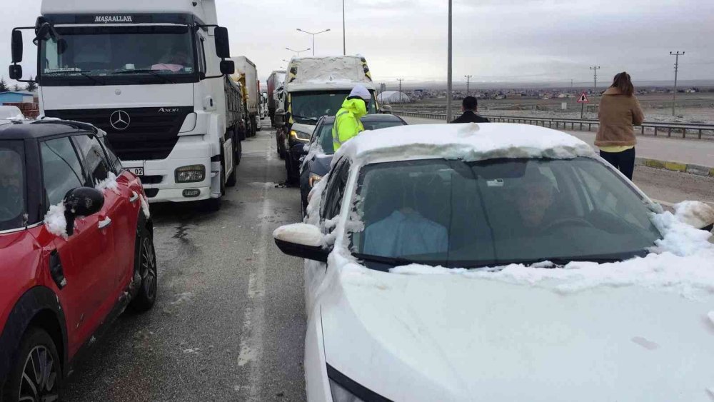 Kulu’da kar yağışı ve buzlanma! Konya yönüne geçişler kontrollü