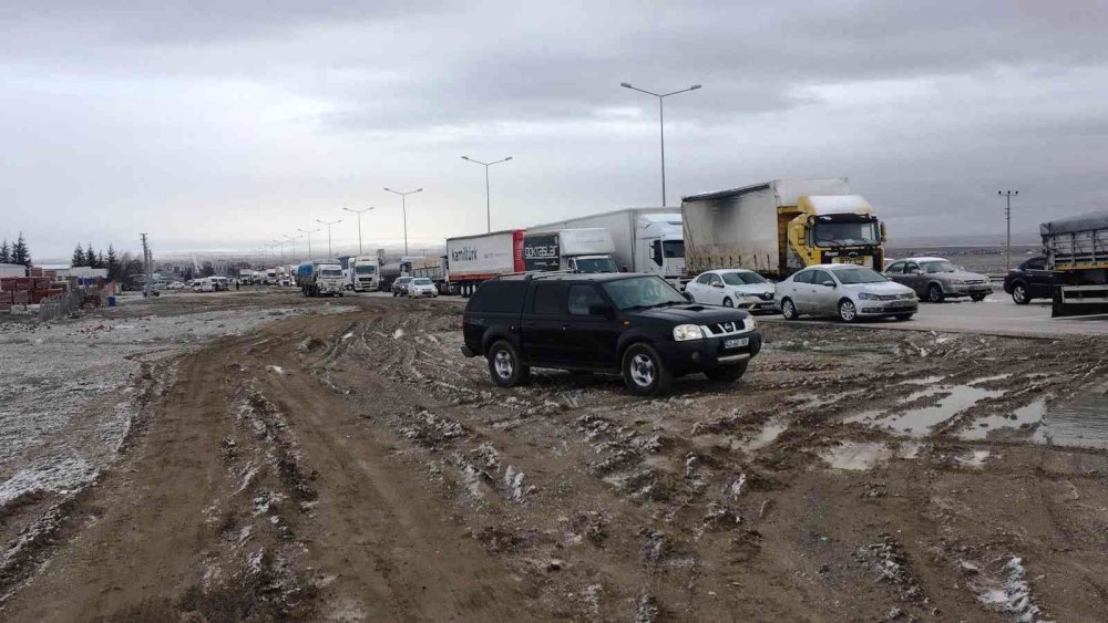 Kulu’da kar yağışı ve buzlanma! Konya yönüne geçişler kontrollü