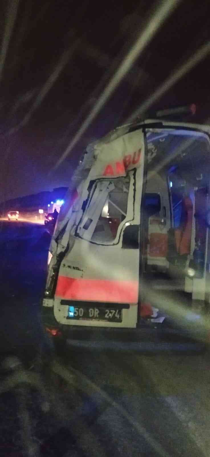 Nevşehir'de aşırı buzlanma! Hasta taşıyan ambulans devridli