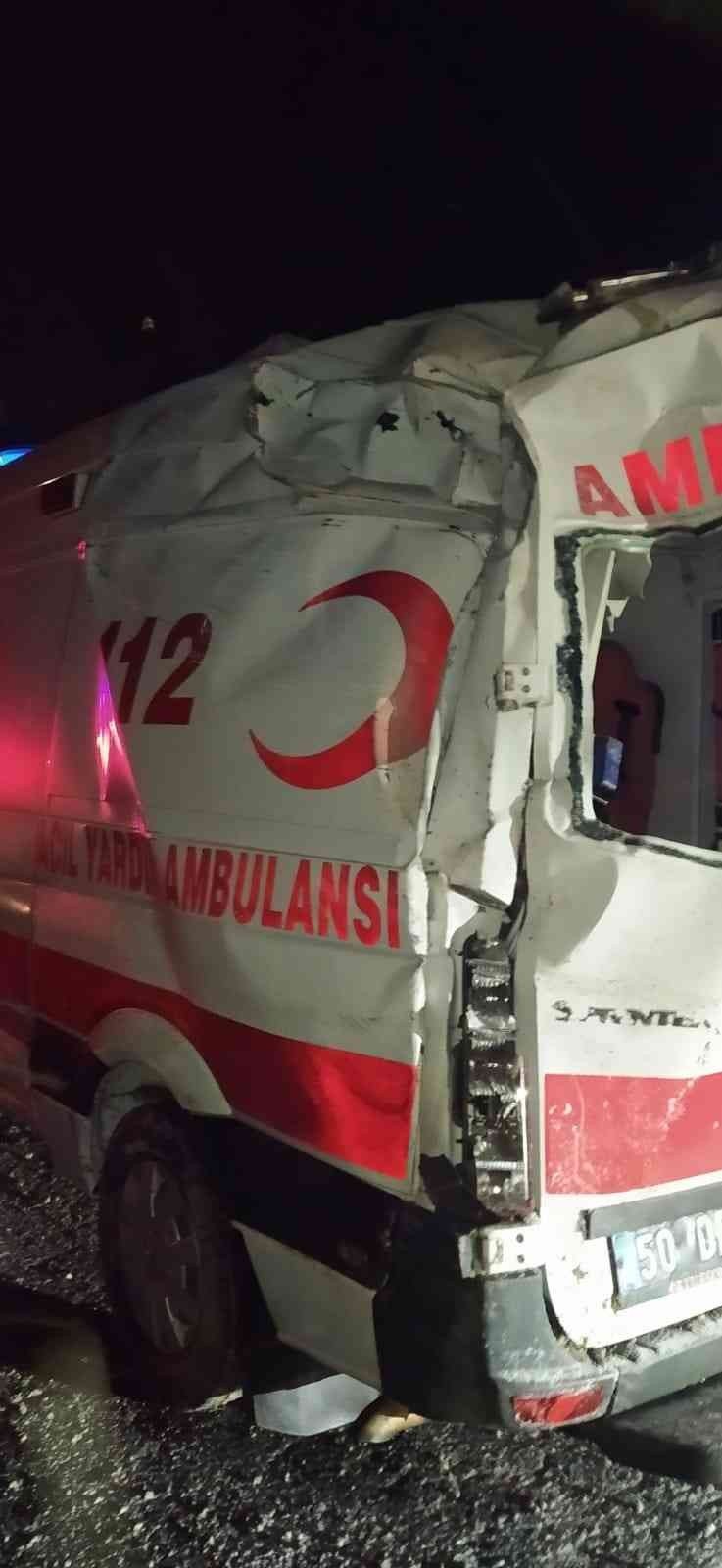 Nevşehir'de aşırı buzlanma! Hasta taşıyan ambulans devridli