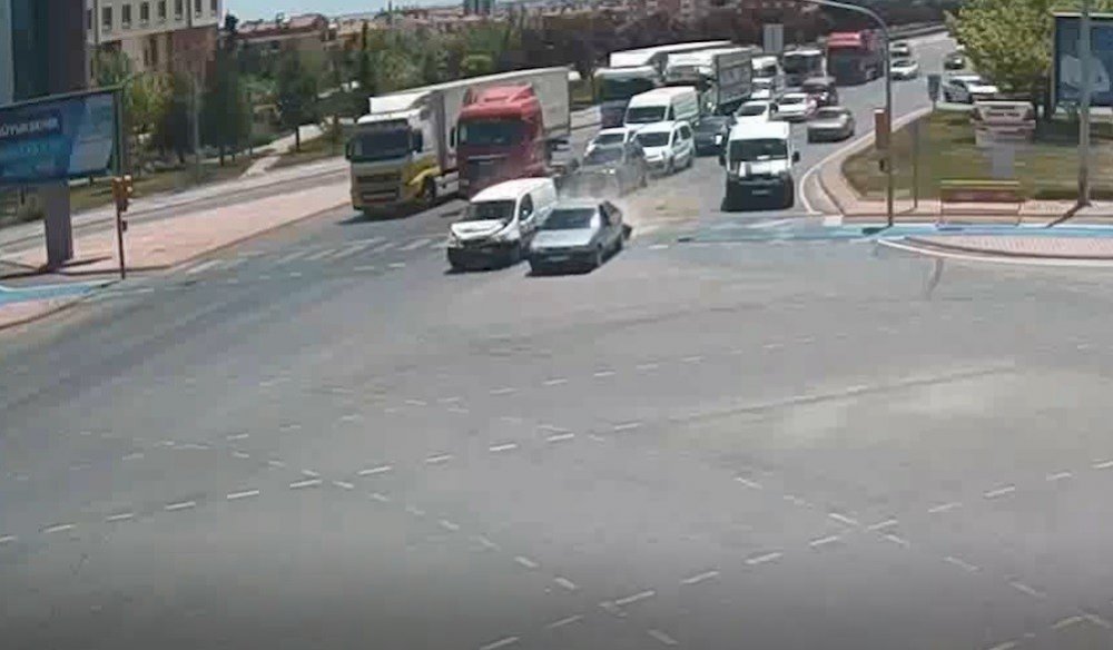 Konya’da faciadan dönüldü! O kazalar kamerada
